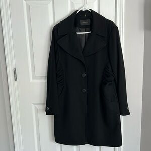 Tahari notch collar single breasted coat. Ruched on front at pockets. Size: 14